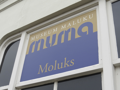 906144 Afbeelding van het beeldmerk van het op 1 oktober 2012 gesloten Museum Maluku (Kruisstraat 313) te Utrecht.
